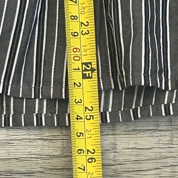 Liz Claiborne Classics Black w/ Strips & White Accents  Button Down Top Sz 10 - Picture 8 of 8